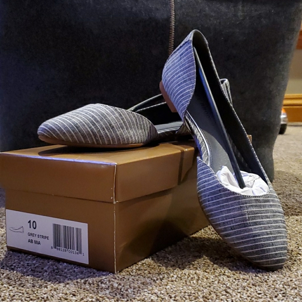 Women's size 10 flat new in box